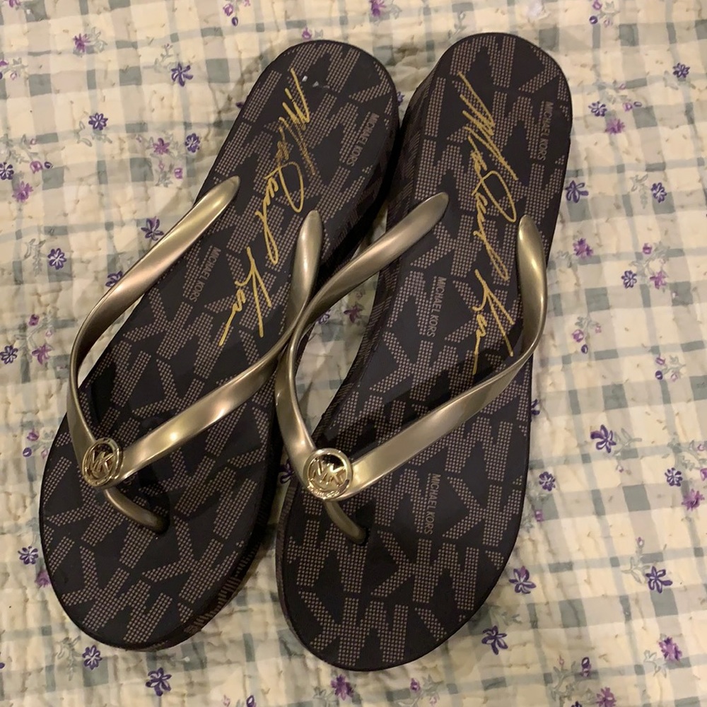 Michael Kors heeled flip flops size 11